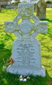 230918 Spike Milligans grave Winchelsea2 P1270643